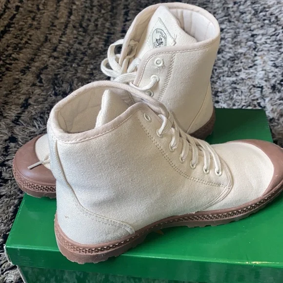 Boots - Picture 5 of 9